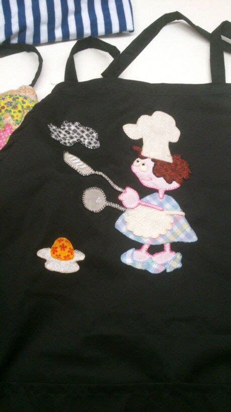 Un delantal es básico en cualquier cocina y a este le hemos dado una vuelta de tuerca para hacerlo aún más bonito y práctico. Delantal | Delantal de niños, Manualidades