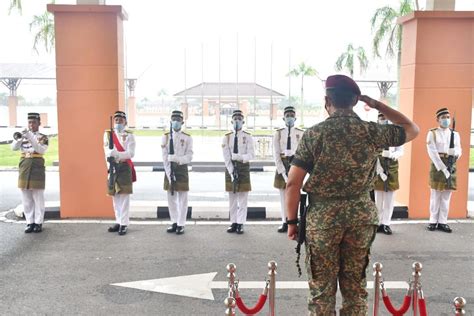 Panglima 1 Div Terima Berita Tentera Darat Malaysia