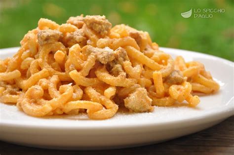 Sotto le due torri si preferisce usare tuttavia, se non hai mai preparato il ragù di salsiccia alla bolognese, che differisce da qualunque altro condimento a base di salsiccia per la lunga cottura. Ricetta - Pasta speck e uova - Le ricette dello spicchio d ...