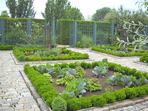 The garden layout ideas include finalizing those vegetables which all your family members can enjoy and eat. 20 Impressive vegetable garden designs and plans ...