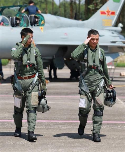 空军飞行员换发21式飞行服 穿上新军装的女兵颜值高到爆表军事频道中华网