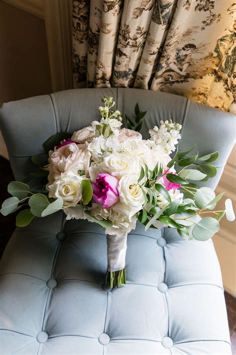 You Cant Go Wrong With A Classic White Bouquet With Pops Of Pink 💕🌿