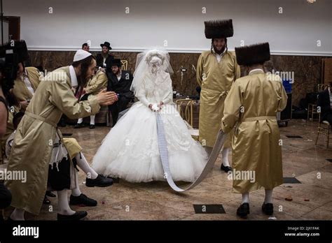 jerusalem israel 06th sep 2022 ultra orthodox jewish rabbi performs ·mitzvah tantz· with the