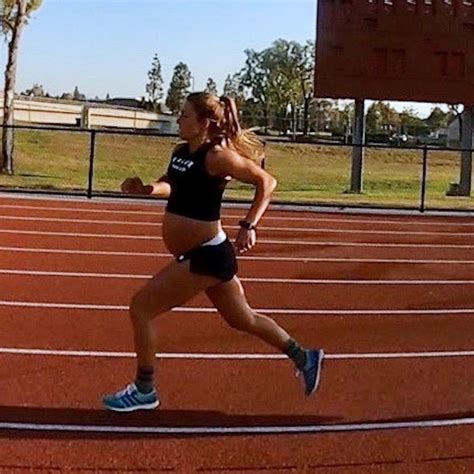 Video Woman Runs Under Six Minute Mile At Nine Months Pregnant Abc News