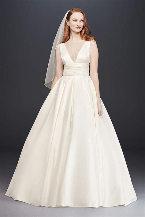 Https://tommynaija.com/wedding/a Line Halter Wedding Dress David 39