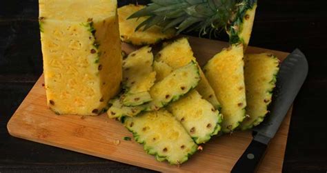 How To Core A Pineapple Without Corer 3 Ways To Do It Charlietrotters