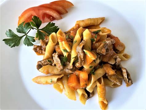 Ricetta di Garganelli con filetto e concassè di pomodoro alberto