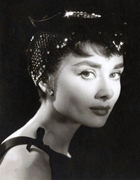 Elegance Is The Only Beauty That Never Fades Photo Never Fade Lonely Heart Audrey Hepburn