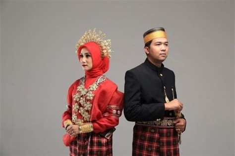 Pakaian Adat Sulawesi Utara Kartun