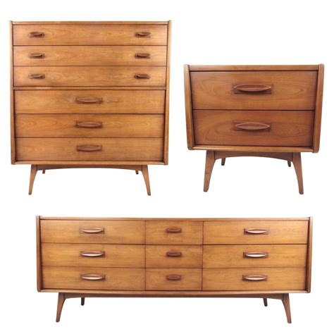 The simple lines, fluid forms, and retro colors appeal to the minimalist, the traditionalist, and contemporary design. Mid-Century Modern Three-Piece Bedroom Set For Sale at 1stdibs