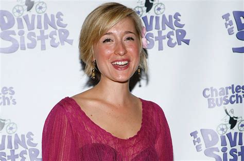 Who Is Allison Mack Smallville Actress Arrested For Her Role In Nxivm