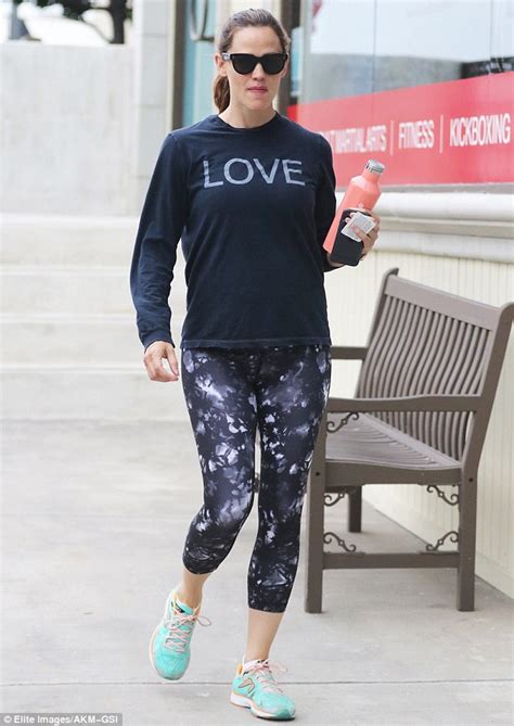 Jennifer Garner Shows Off Fit Physique In Leggings As She Makes Her Way