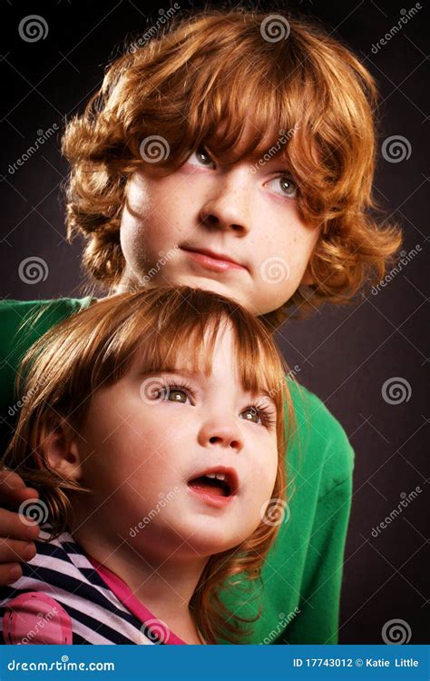 Bruder Und Schwester Stockfoto Bild Von Oberseite Bruder 17743012