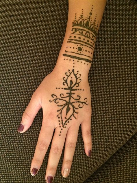 Simple Henna Hand And Wrist Design Hand Henna Henna Hand Tattoo