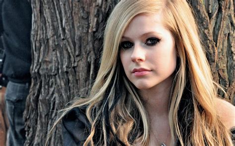 Maybe you know about avril lavigne very well but do you know how old and tall is she, and what is her net worth in 2021? Avril Lavigne Bio, Dead or Alive, Age, Height, Net Worth ...