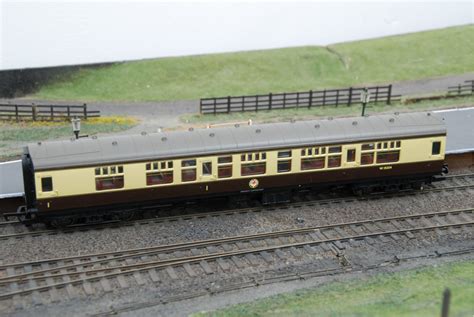 Hornby R4209 Br Mk1 Composite Coach In Chocolate And Cream Western