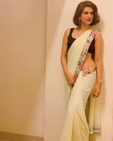 Shraddha Das Exposes Her Curves In Saree