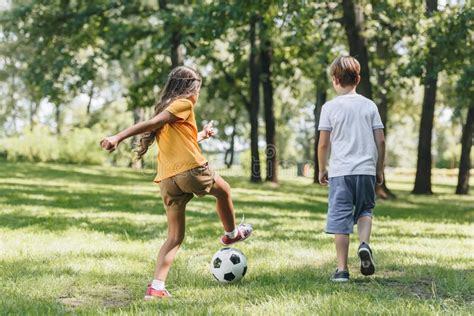 Detrás Opinión Los Niños Que Juegan Con El Balón De Fútbol Foto De