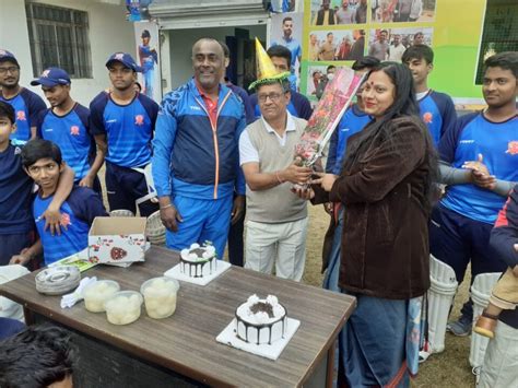 जेके क्रिकेट एकेडमी के प्रशिक्षुओं ने केक काट कर मनाया हेड कोच देवकीनंदन दास का जन्मदिन