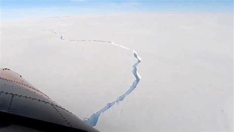 Video Un énorme Iceberg De La Taille De Lagglomération Parisienne Se Détache De L