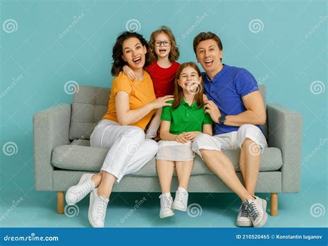 Feliz Familia Amorosa Sobre Fondo De Color Brillante Imagen De Archivo