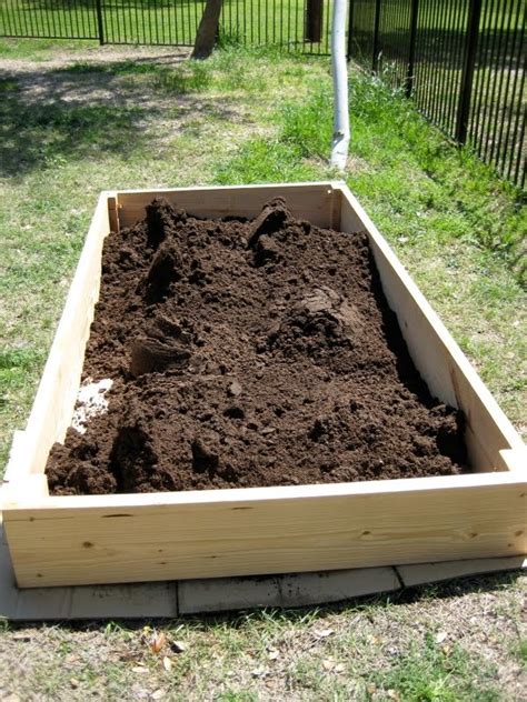 Notice how much dirt we had leftover? I can totally make that: DIY: Raised vegetable garden bed