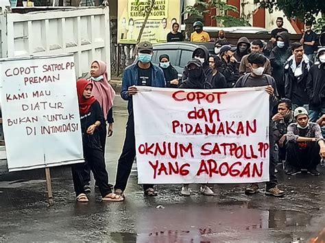 Slogan “saya Satpol” Warnai Demo Di Kantor Bupati Gowa Fajar