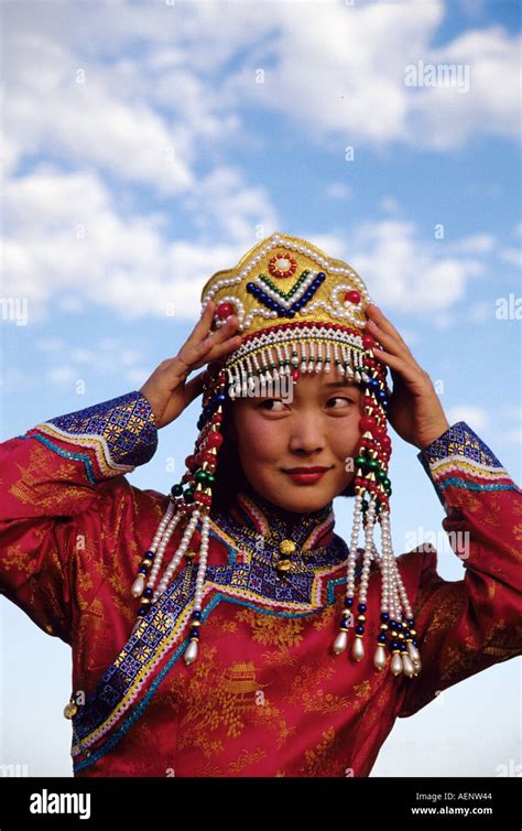 Young Mongolian Women In Traditional Stockfotos Und Bilder Kaufen Alamy