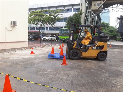 Dasar pengukuran kapasitas dan daftar beban 7. Pelatihan K3 Operator Forklift Publik, 16 s.d 18 Januari ...