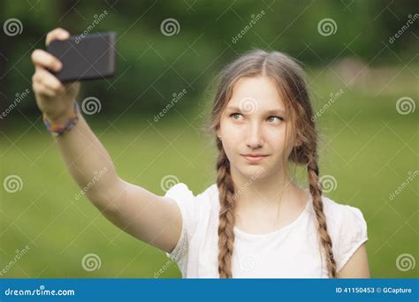 Adolescente Que Toma El Selfie En Smartphone Imagen De Archivo Imagen De Verano Positivo