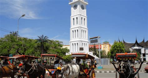 Deretan tempat wisata di bukittinggi yang populer cukup banyak dan sangat diminati, terbukti dari jumlah wisatawan yang terus meningkat dari salah satu tempat nongkrong di bukittinggi yang populer dan bahkan telah mendunia adalah jam gadang, sebuah ikon kota ini yang sangat fenomenal. Tempat Menarik Di Padang & Bukittinggi Indonesia • Tips ...