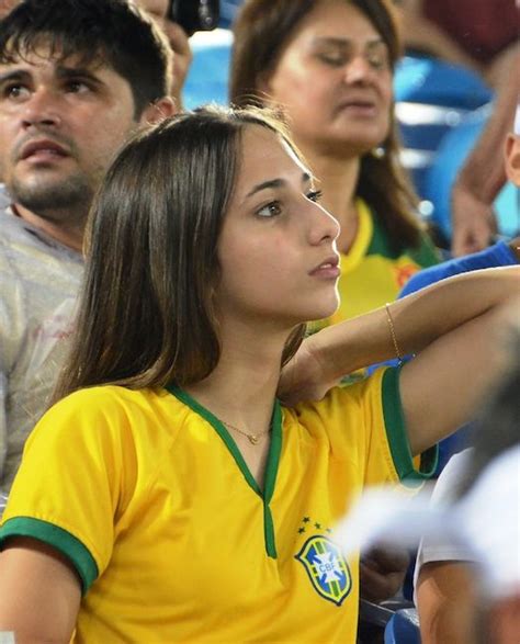 ブラジルのユニホームを着て日本戦を観戦するサポーター＝小林恵士撮影 2014ワールドカップ ワールドカップの華、女性サポーター（1635