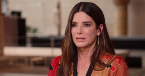 I saw that when they handed him to me. Sandra Bullock drängt Eltern: "Sagt nicht mein Adoptivkind ...