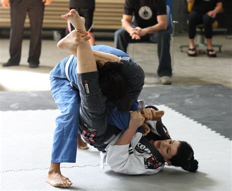 Triangle Choke The Female Jujitsu Fighter On The Bottom Ha Flickr