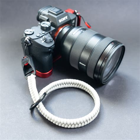 In this tutorial i demonstrate a simple way of making a paracord camera strap. Single Color - Paracord Camera Wrist Strap with Peak Design Links - Snake Straps