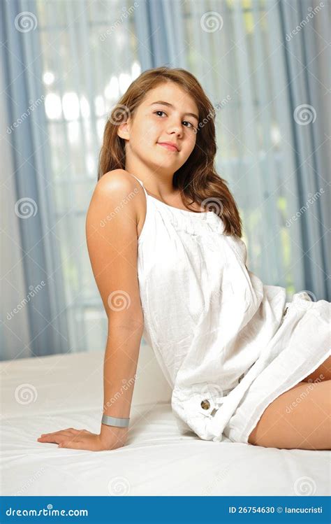 Schönes Jugendlich Mädchen Zu Hause Im Weißen Kleid Stockfoto Bild