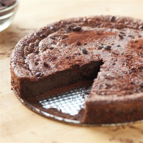 Adatta anche ai celiaci, la nostra torta è una vera e propria delizia, morbida e golosa: Torta al cioccolato, la ricetta golosa | AIA Food