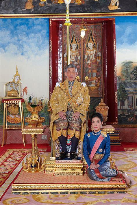 รัชกาลที่ 10 ทรงฉายพระรูปร่วมกับ เจ้าคุณพระสินีนาฏ พิลาส ...