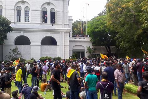 Sri Lankan Protesters Enter Premises Of Sri Lanka President S House Onlanka News