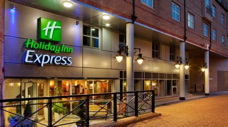 This modern, stylish central london hotel is located in the heart of fashionable camden town & directly overlooking regent's canal. Holiday Inn Express hotels in central London