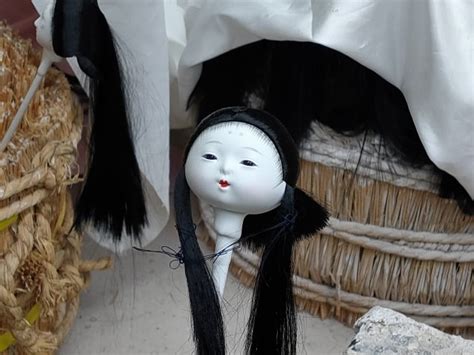伝統工芸のひな人形を制作しています。髪の毛を結っています。 岡崎市｜味岡人形｜雛人形・五月人形・市松人形 制作工房