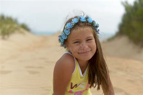 Adolescente Allongée Sur La Plage De Sable Par Une Chaude Journée D été