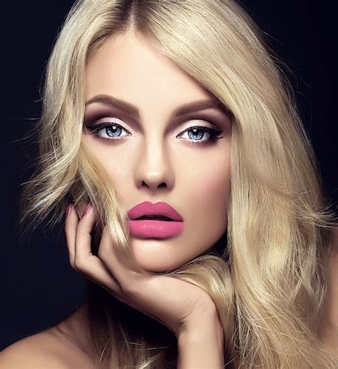 Sinnliches Glamourporträt Der Schönen Blonden Modellfrau Mit Hellem Make Up Und Roten Lippen
