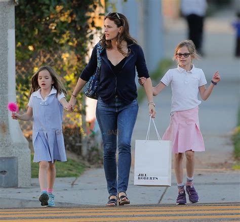 Jennifer Garner With Her Daughters Seraphina And Violet Affleck Famous