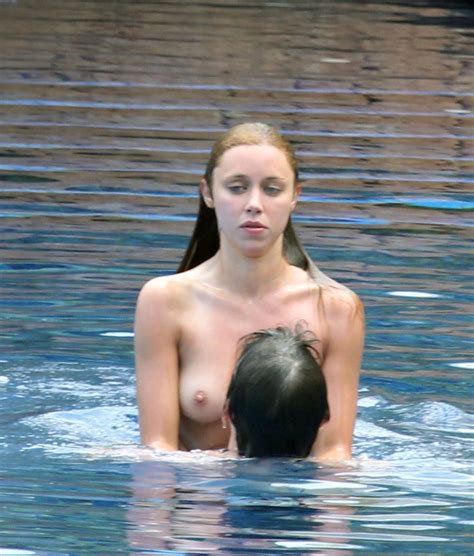 Una Healy En Topless Fotos Celebridad Desnuda