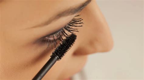 the new way to apply mascara makeup tutorials