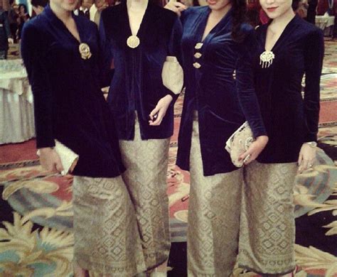 Kain lace ini pas banget digunakan untuk membuat baju kebaya model dress. Blue bludru kebaya | Baju hangat, Gaya abaya, dan Pakaian ...