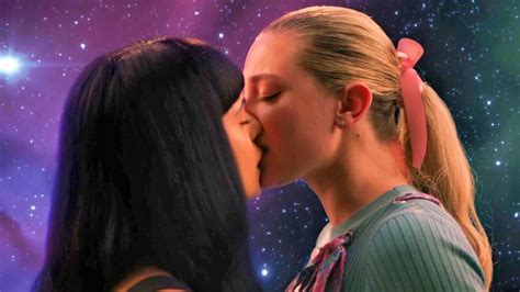 Betty And Veronica Kiss Riverdale 7x14 YouTube