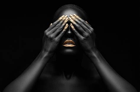 Dark Women With Gold Stocky Art Fotokunst Op Plexiglas En Dibond