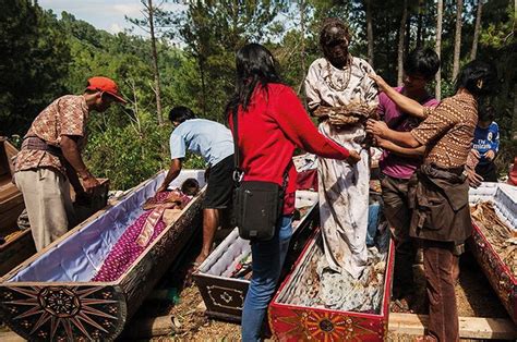 Manene Ritual Mengganti Pakaian Mayat Nenek Moyang Di Toraja